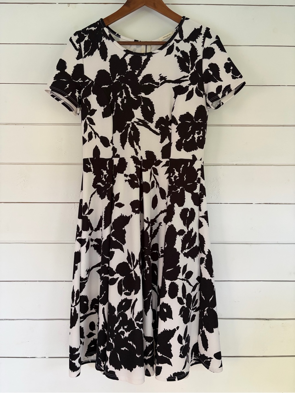 Jessakae black and white floral midi dress. Size: Medium